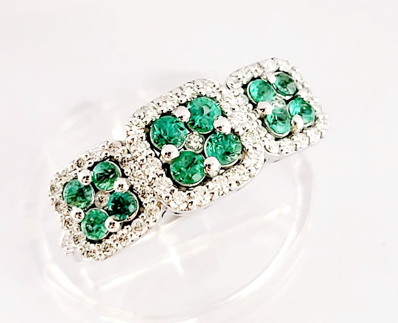 Anello trilogy magic in Oro Bianco con Diamanti 0,55 ct e Smeraldi 0,57 ct 18kt (750)