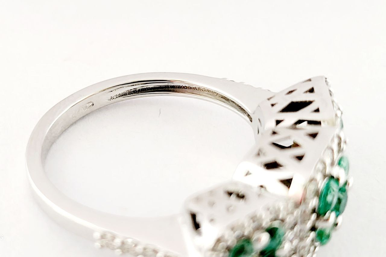 Anello trilogy magic in Oro Bianco con Diamanti 0,55 ct e Smeraldi 0,57 ct 18kt (750)