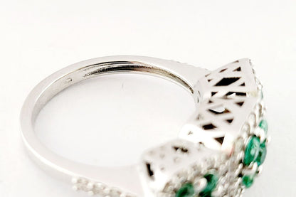 Anello trilogy magic in Oro Bianco con Diamanti 0,55 ct e Smeraldi 0,57 ct 18kt (750)