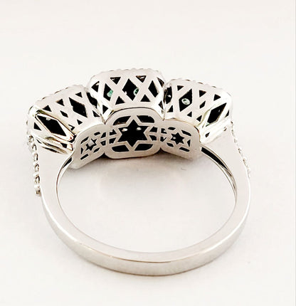Anello trilogy magic in Oro Bianco con Diamanti 0,55 ct e Smeraldi 0,57 ct 18kt (750)