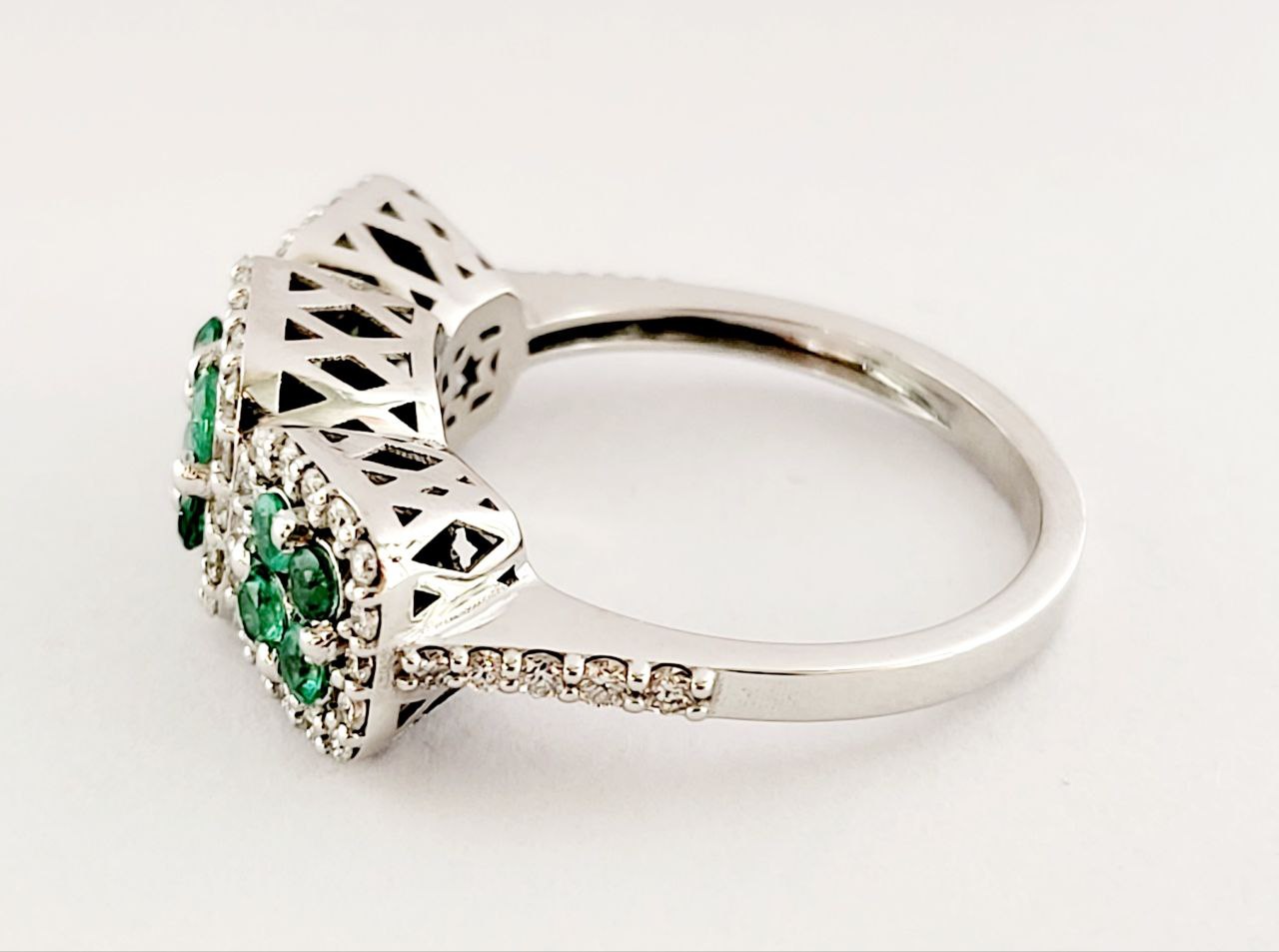 Anello trilogy magic in Oro Bianco con Diamanti 0,55 ct e Smeraldi 0,57 ct 18kt (750)