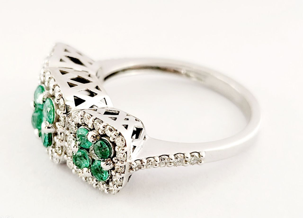 Anello trilogy magic in Oro Bianco con Diamanti 0,55 ct e Smeraldi 0,57 ct 18kt (750)