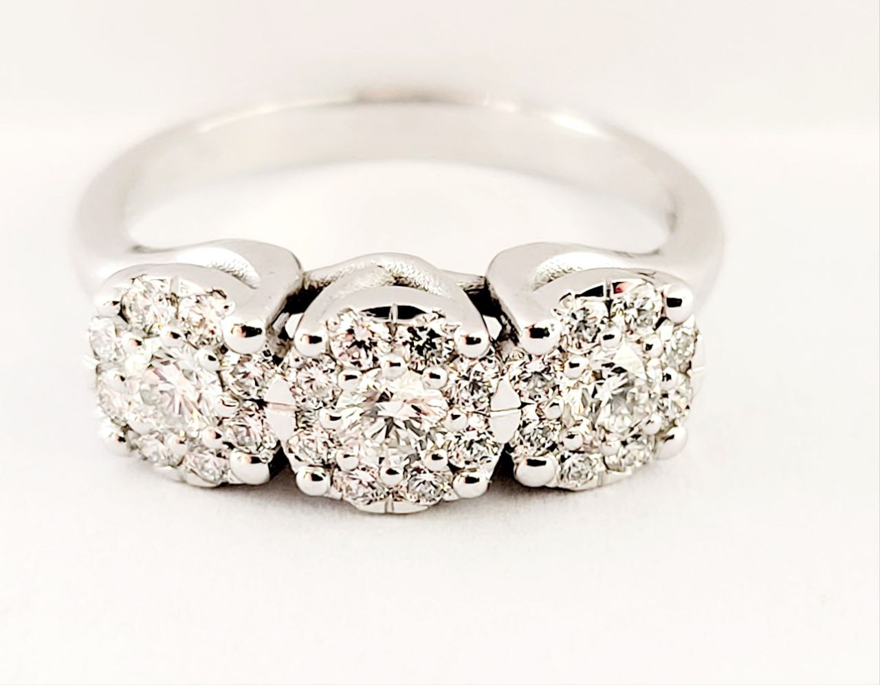 Anello trilogy modello  magic in Oro Bianco con Diamanti 0,93 ct 18kt (750)