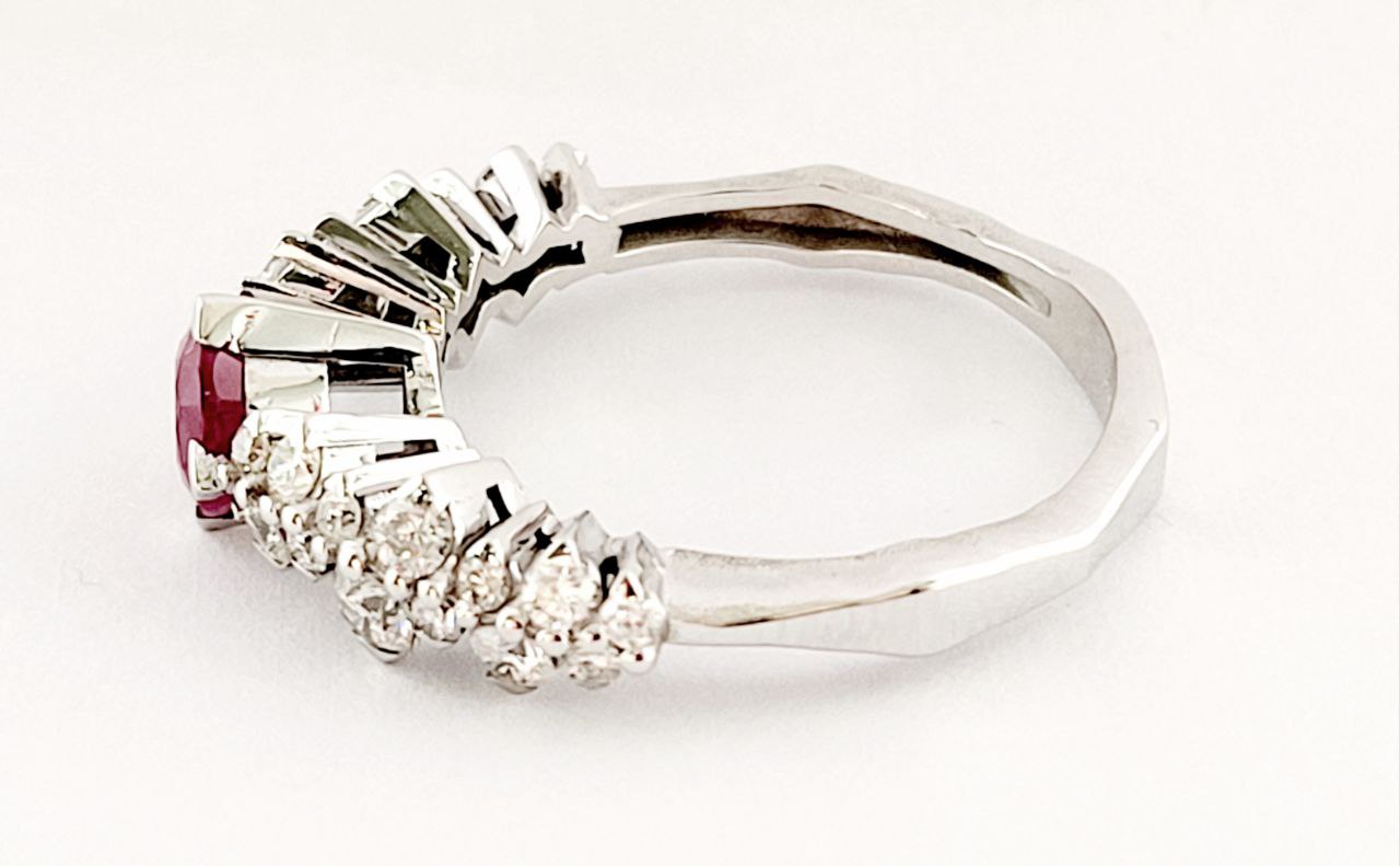 Anello fantasia in oro bianco 18kt con Rubino ct 0,80 e Diamanti ct 0,67