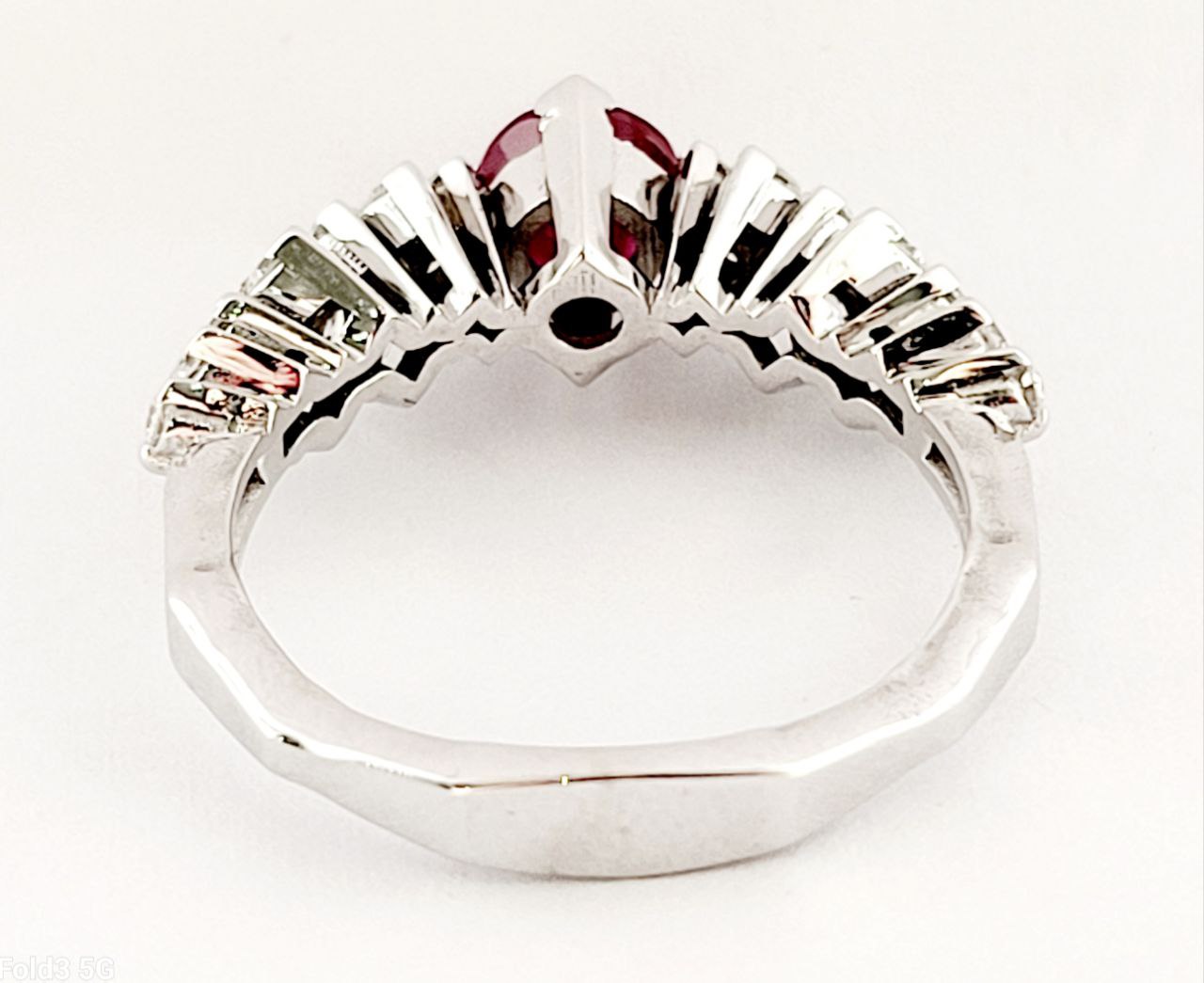 Anello fantasia in oro bianco 18kt con Rubino ct 0,80 e Diamanti ct 0,67