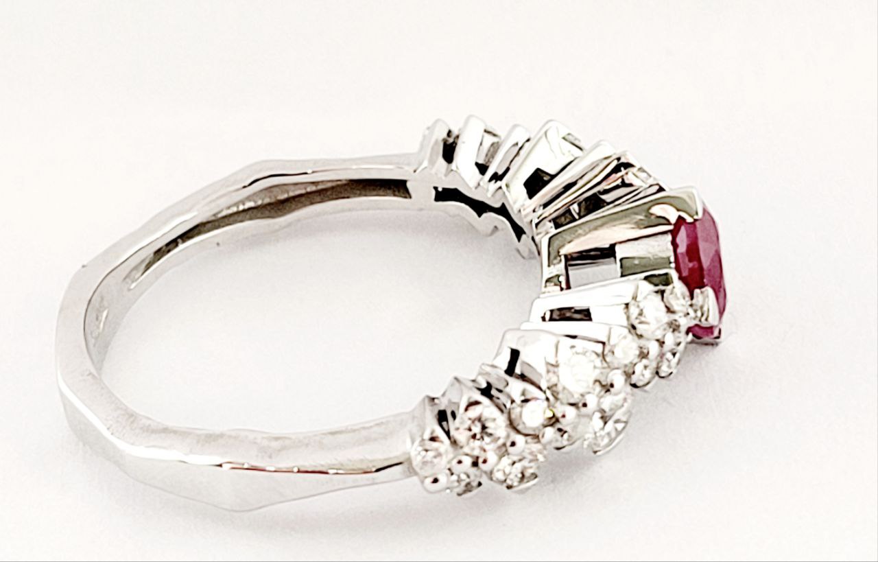 Anello fantasia in oro bianco 18kt con Rubino ct 0,80 e Diamanti ct 0,67