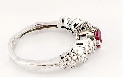 Anello fantasia in oro bianco 18kt con Rubino ct 0,80 e Diamanti ct 0,67