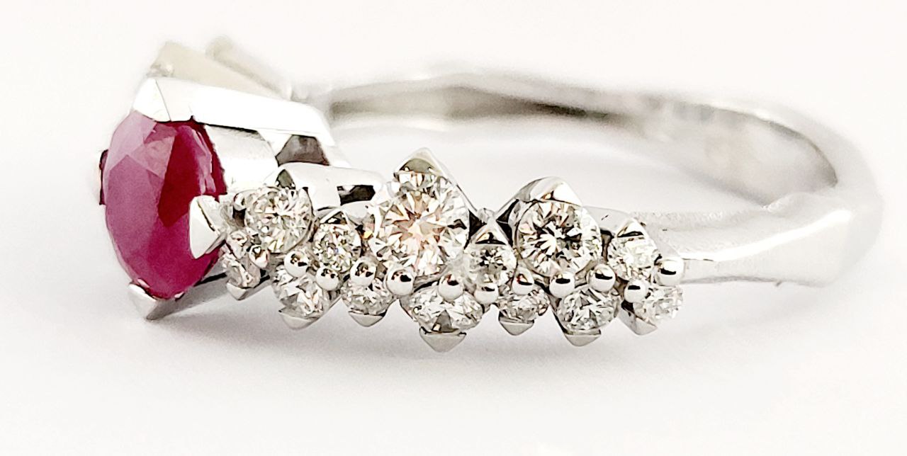 Anello fantasia in oro bianco 18kt con Rubino ct 0,80 e Diamanti ct 0,67