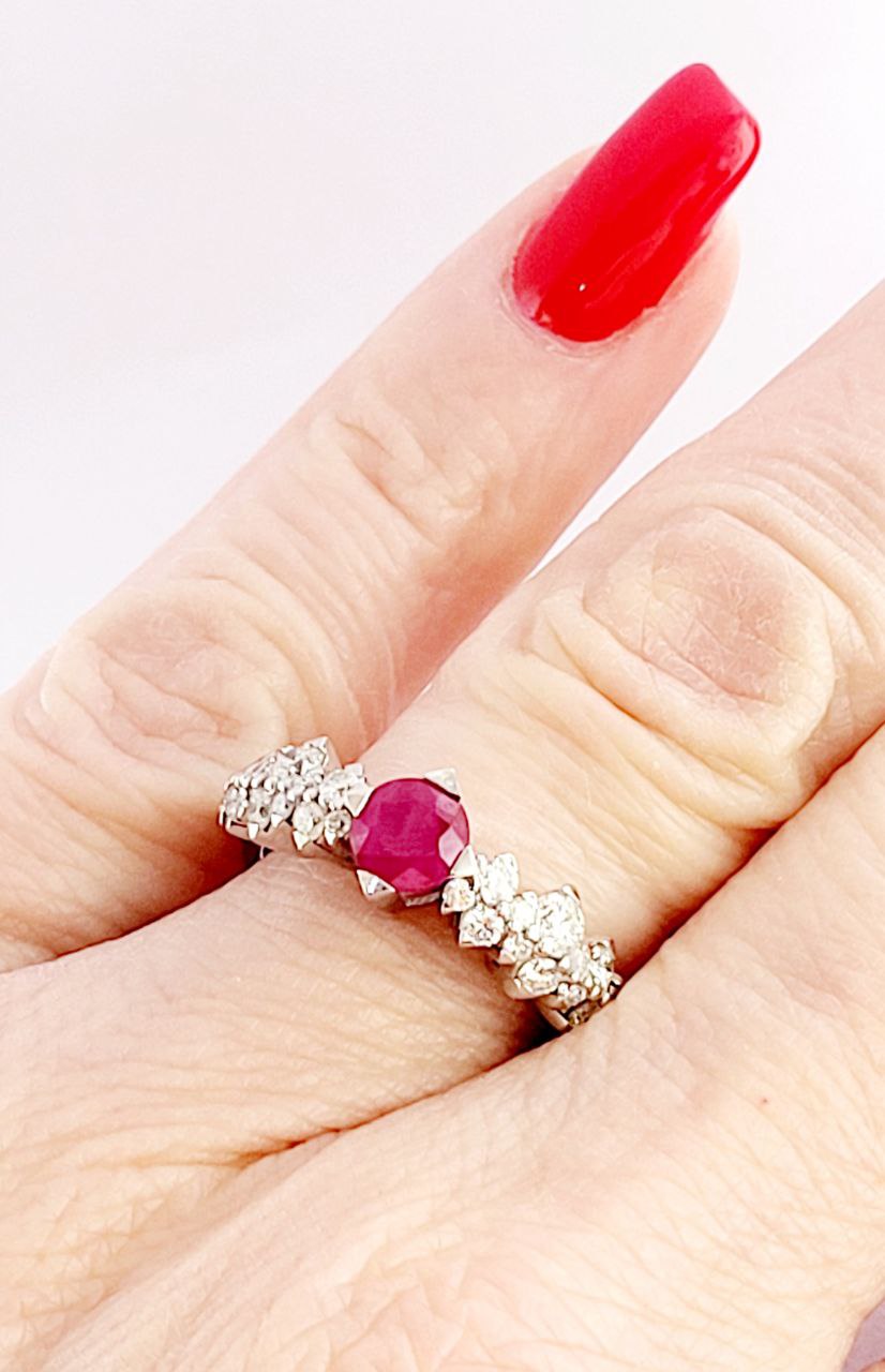 Anello fantasia in oro bianco 18kt con Rubino ct 0,80 e Diamanti ct 0,67