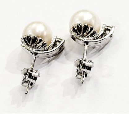 Orecchini lobo  con Diamanti ct 0,16 e Perla in Oro Bianco 18 kt (750)