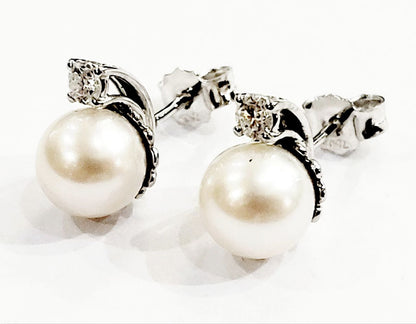 Orecchini lobo  con Diamanti ct 0,16 e Perla in Oro Bianco 18 kt (750)