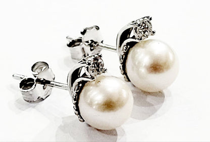 Orecchini lobo  con Diamanti ct 0,16 e Perla in Oro Bianco 18 kt (750)