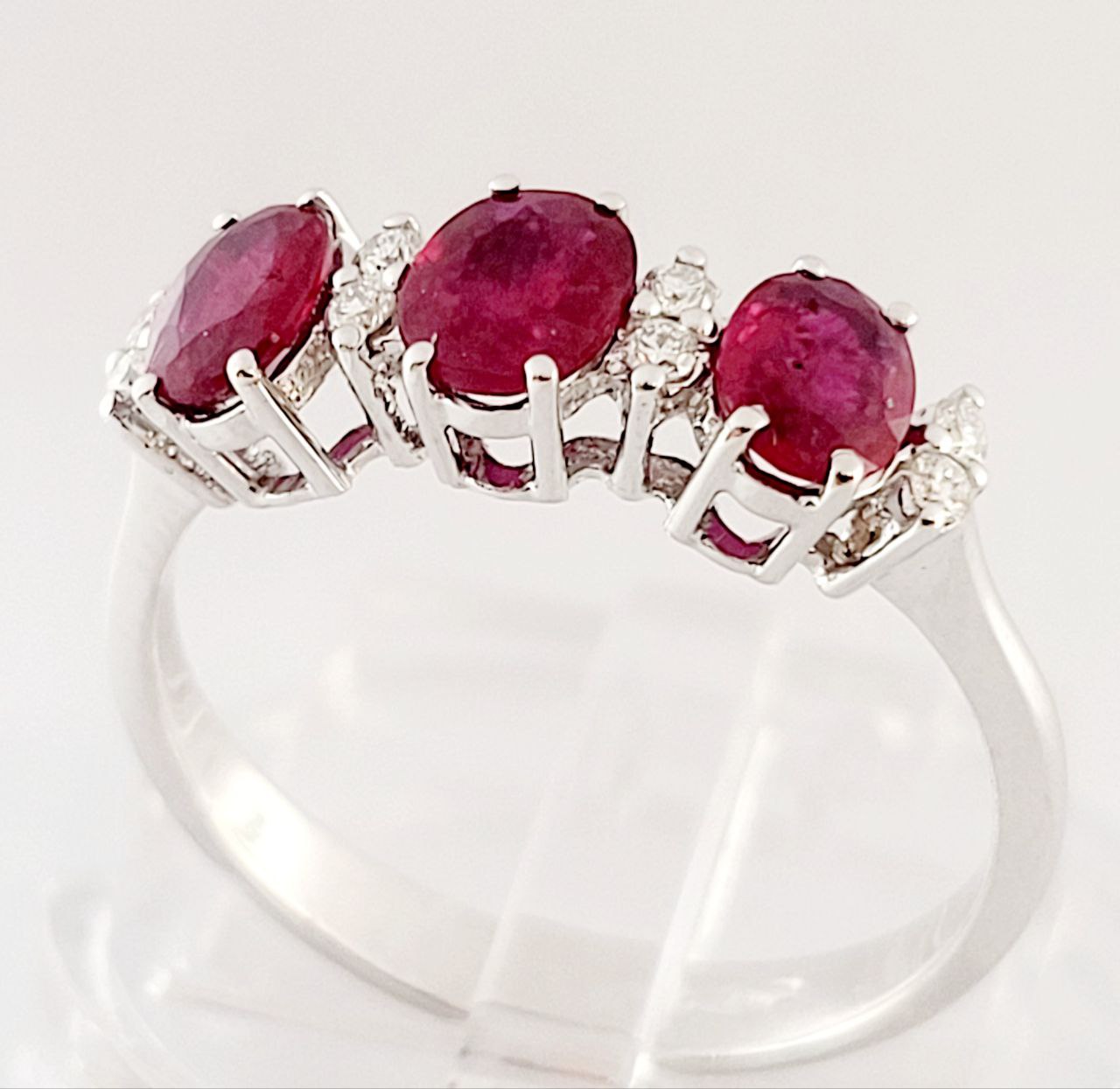 Anello modello trilogy in Oro bianco 18kt-750 Rubino ovale ct 1,15 e Diamanti ct 0,10