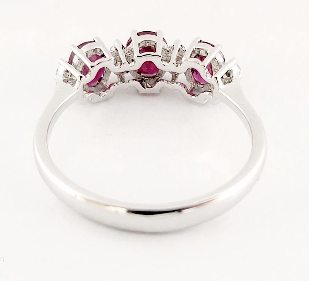 Anello modello trilogy in Oro bianco 18kt-750 Rubino ovale ct 1,15 e Diamanti ct 0,10