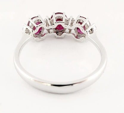 Anello modello trilogy in Oro bianco 18kt-750 Rubino ovale ct 1,15 e Diamanti ct 0,10
