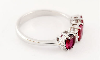 Anello modello trilogy in Oro bianco 18kt-750 Rubino ovale ct 1,15 e Diamanti ct 0,10