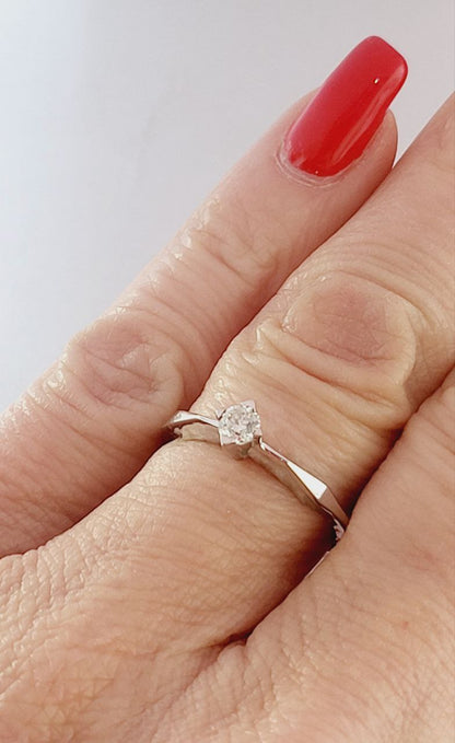 Anello Solitario spigoloso con Diamante Ct 0,20  Oro Bianco 18kt-750