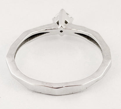 Anello Solitario spigoloso con Diamante Ct 0,20  Oro Bianco 18kt-750