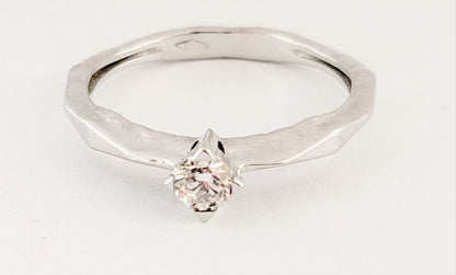 Anello Solitario spigoloso con Diamante Ct 0,20  Oro Bianco 18kt-750
