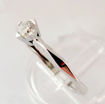Anello Solitario spigoloso con Diamante Ct 0,20  Oro Bianco 18kt-750
