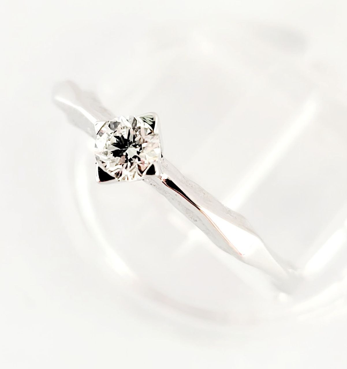 Anello Solitario spigoloso con Diamante Ct 0,20  Oro Bianco 18kt-750
