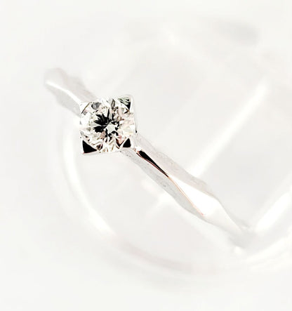 Anello Solitario spigoloso con Diamante Ct 0,20  Oro Bianco 18kt-750