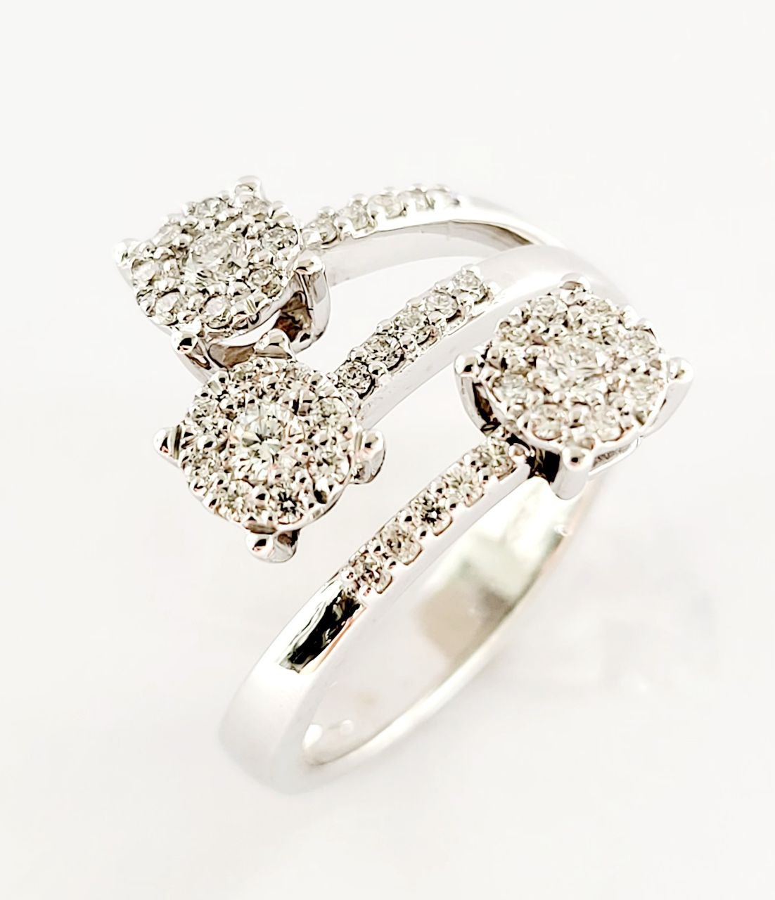Anello Trilogy  modello magic con Diamanti ct 0,49  in Oro Bianco 18 kt (750)