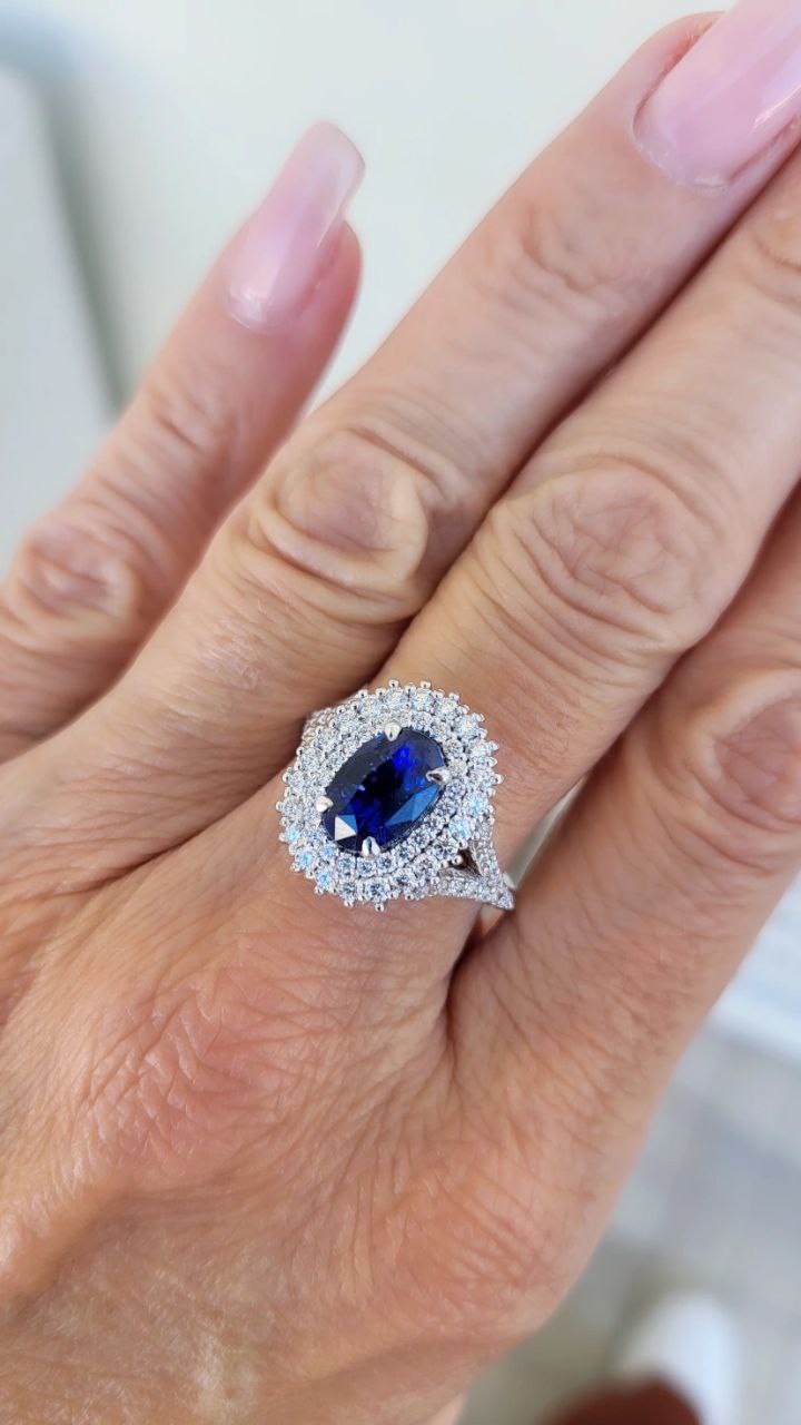 Anello in oro bianco 18K con doppio contorno di diamanti ct 1,12 e zaffiro blu ovale Ct 3,35