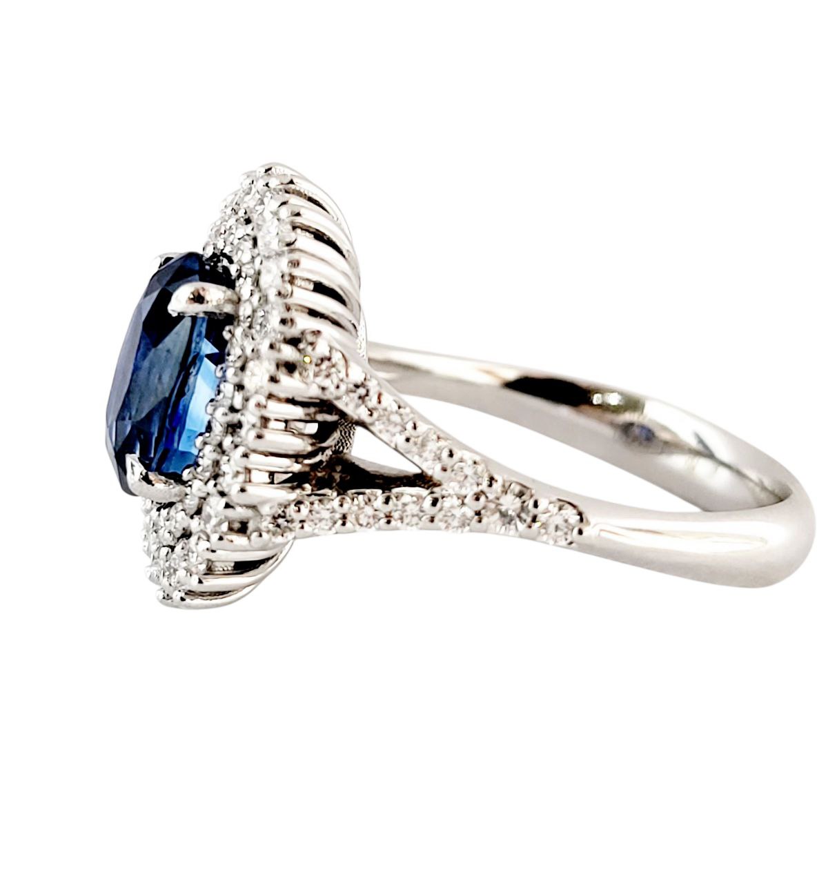 Anello in oro bianco 18K con doppio contorno di diamanti ct 1,12 e zaffiro blu ovale Ct 3,35