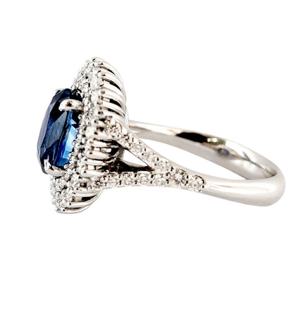 Anello in oro bianco 18K con doppio contorno di diamanti ct 1,12 e zaffiro blu ovale Ct 3,35