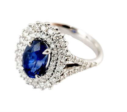 Anello in oro bianco 18K con doppio contorno di diamanti ct 1,12 e zaffiro blu ovale Ct 3,35