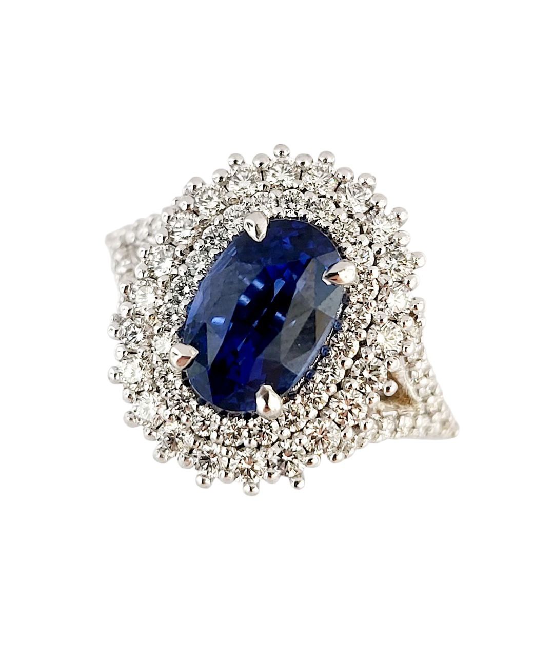 Anello in oro bianco 18K con doppio contorno di diamanti ct 1,12 e zaffiro blu ovale Ct 3,35