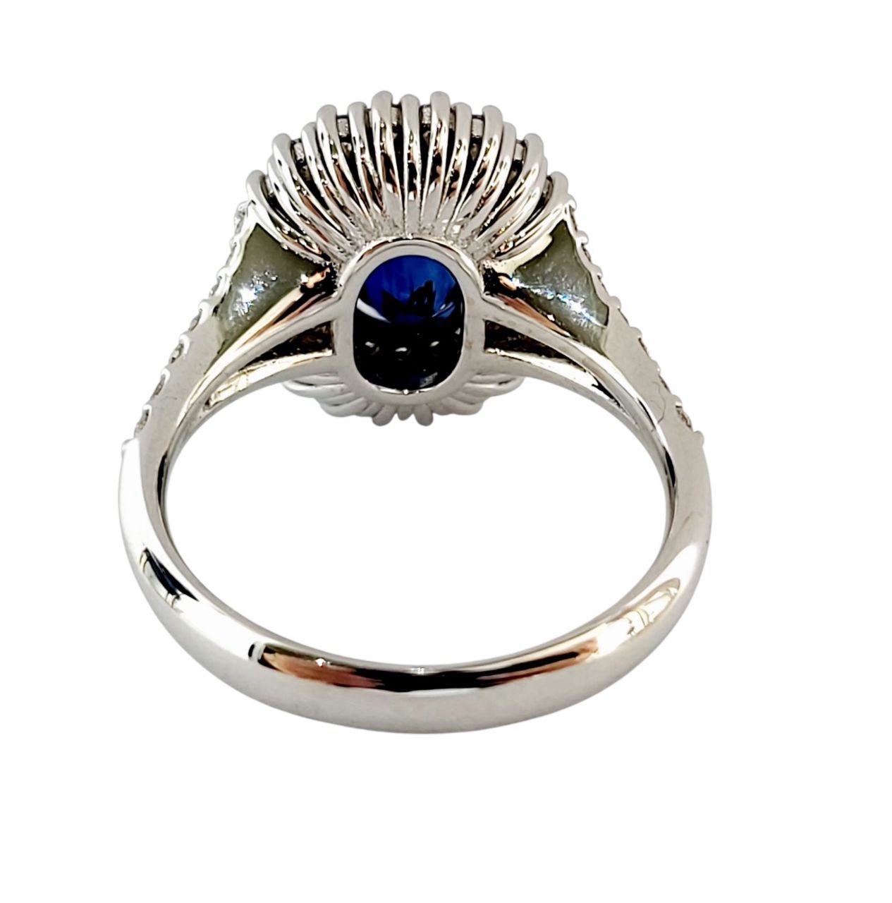 Anello in oro bianco 18K con doppio contorno di diamanti ct 1,12 e zaffiro blu ovale Ct 3,35