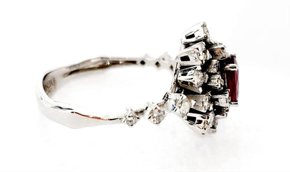 Anello modello Kate Astralia con Rubino centrale 0,85 ct Diamanti ct 0,80 Oro Bianco 18kt-750