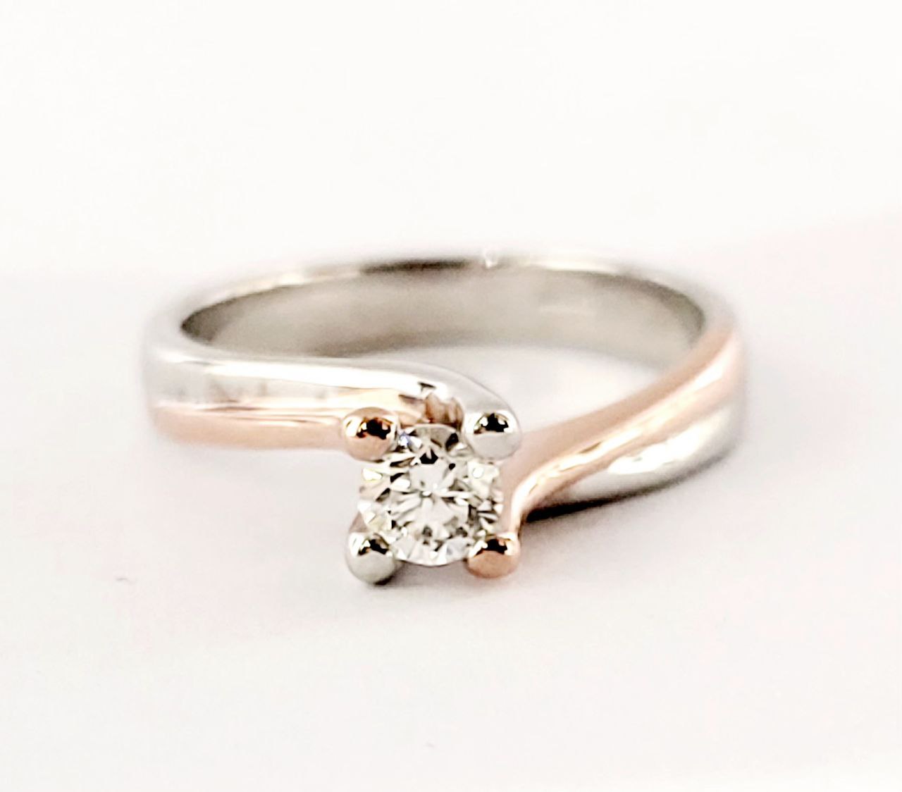 Anello Solitario in Oro Bianco e Oro Rosa con Diamante 0,25 ct 18 kt (750)