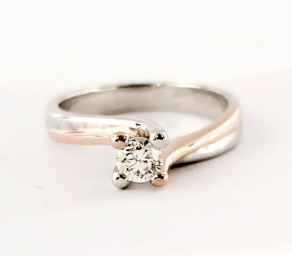 Anello Solitario in Oro Bianco e Oro Rosa con Diamante 0,25 ct 18 kt (750)