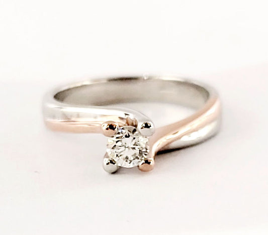 Anello Solitario in Oro Bianco e Oro Rosa con Diamante 0,25 ct 18 kt (750)