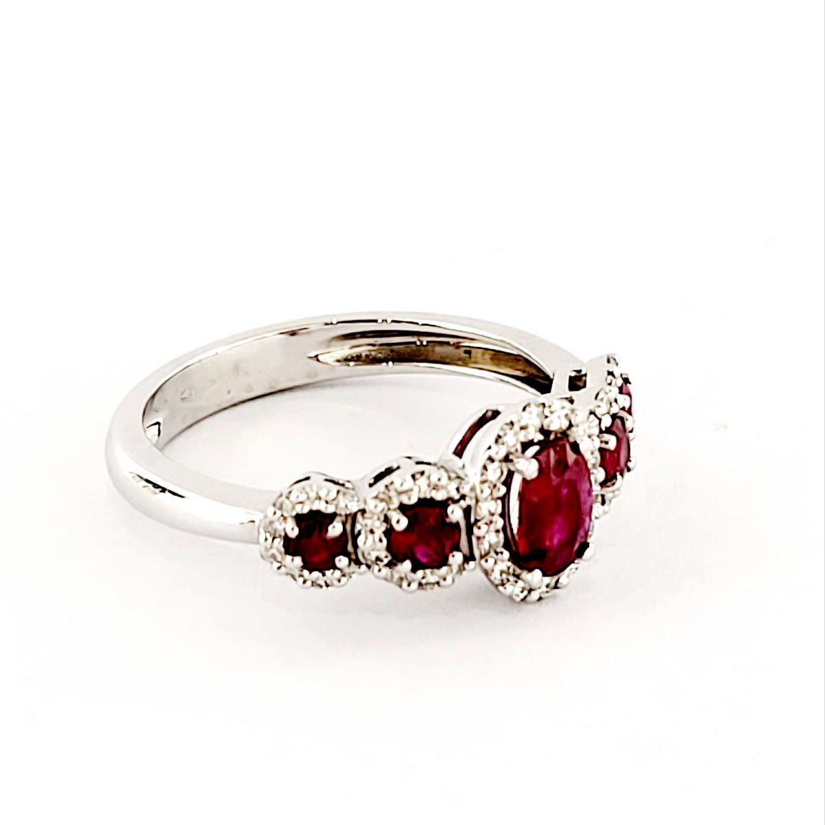 Anello veretta in Oro bianco 18k con Diamanti ct 0,32 e Rubini ct 0,74