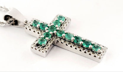 Collana e pendente croce in Oro Bianco con Smeraldi 1,45 ct e Diamanti 0,50 ct 18 kt (750)