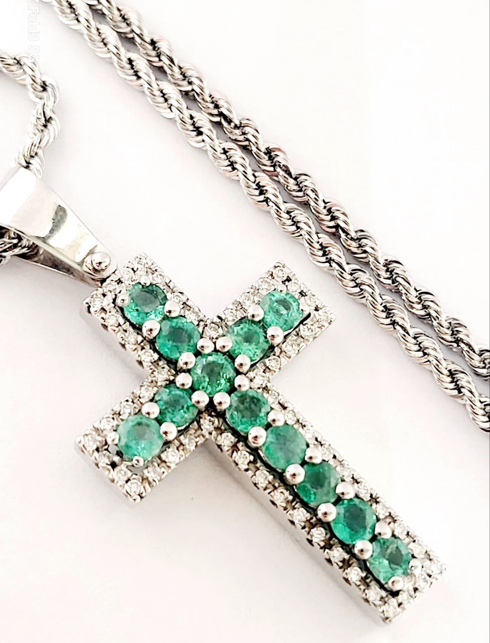 Collana e pendente croce in Oro Bianco con Smeraldi 1,45 ct e Diamanti 0,50 ct 18 kt (750)