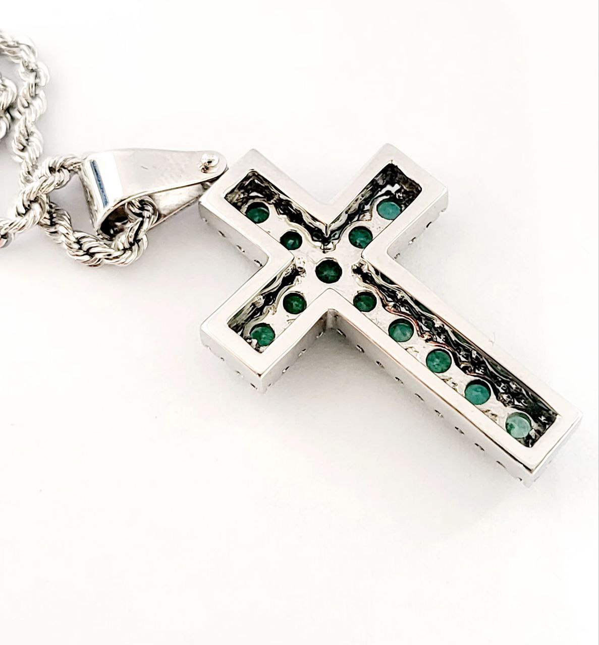 Collana e pendente croce in Oro Bianco con Smeraldi 1,45 ct e Diamanti 0,50 ct 18 kt (750)