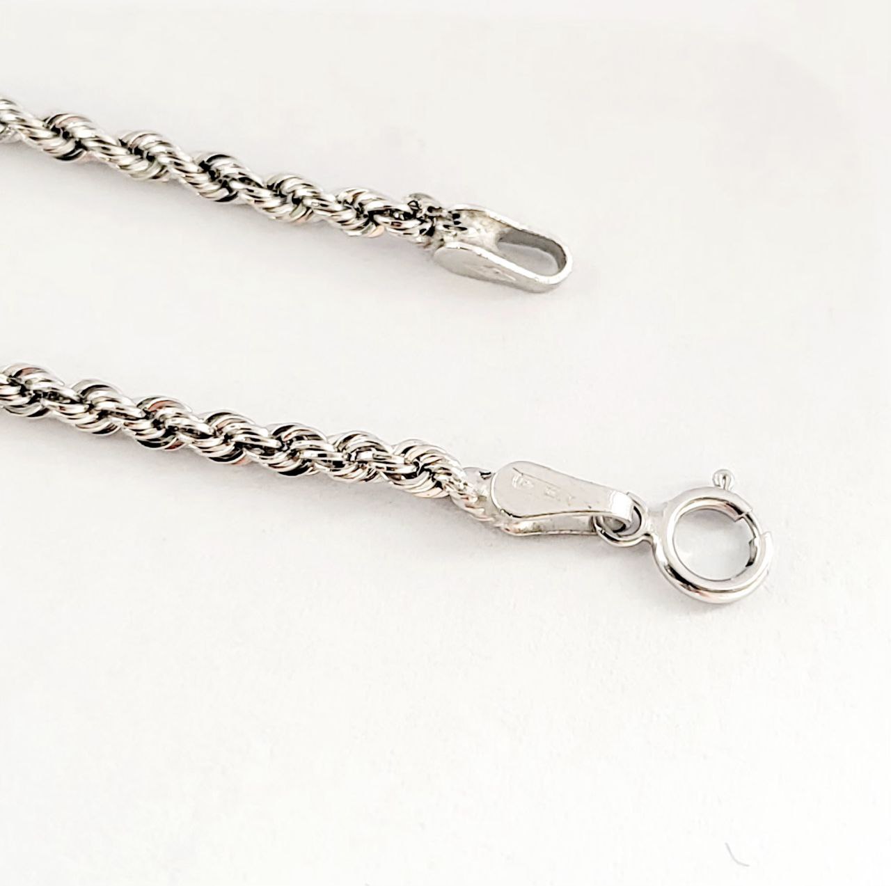 Collana e pendente croce in Oro Bianco con Smeraldi 1,45 ct e Diamanti 0,50 ct 18 kt (750)