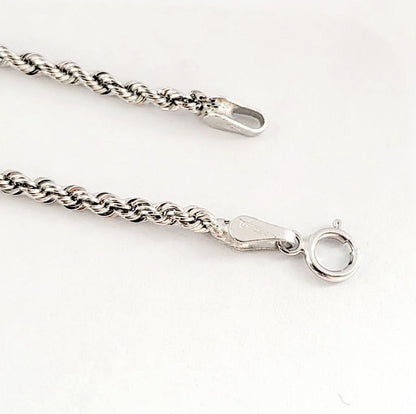 Collana e pendente croce in Oro Bianco con Smeraldi 1,45 ct e Diamanti 0,50 ct 18 kt (750)