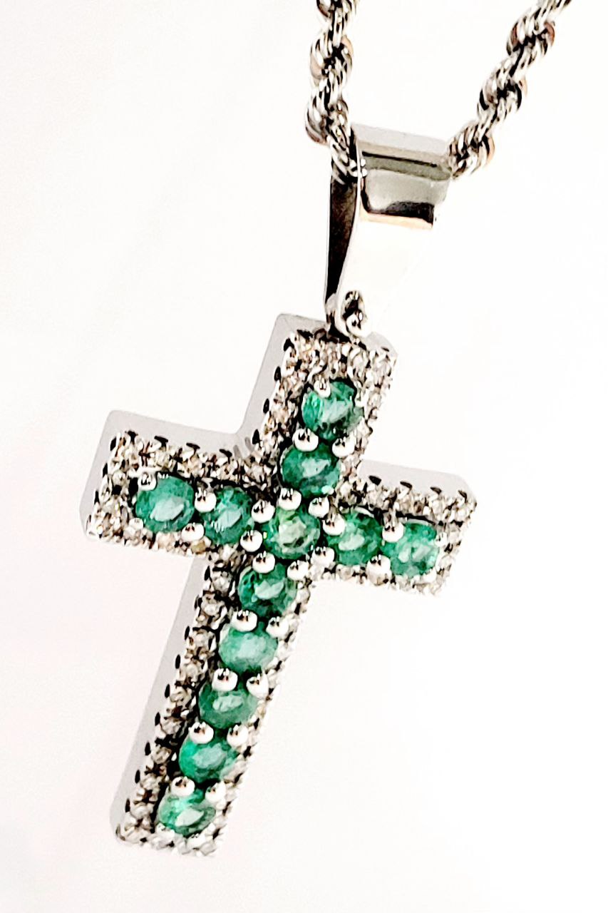 Collana e pendente croce in Oro Bianco con Smeraldi 1,45 ct e Diamanti 0,50 ct 18 kt (750)
