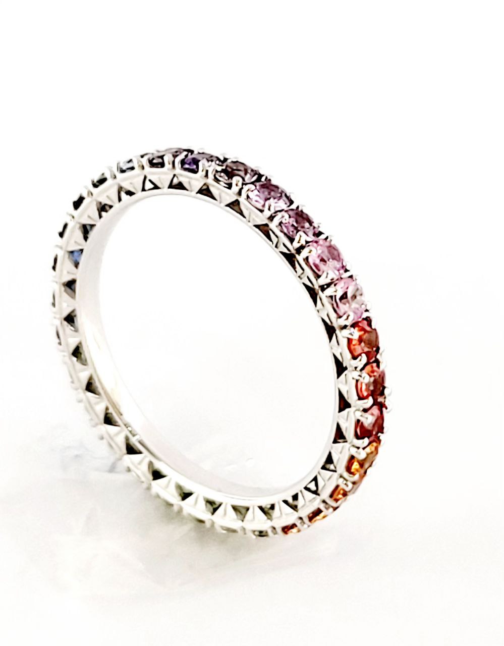 Anello veretta eternity con Zaffiri Multicolor 2,50 ct in Oro Bianco 18 kt (750)