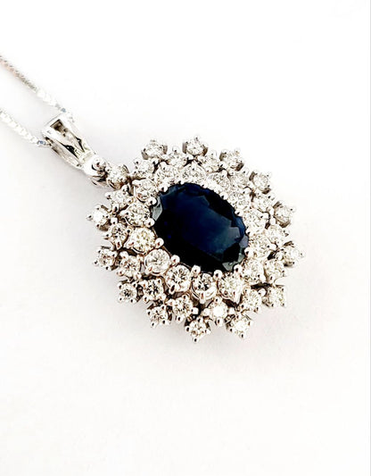 Collana pendente in oro bianco 18K con zaffiro Ovale ct 0,97 e Diamanti ct 0,45