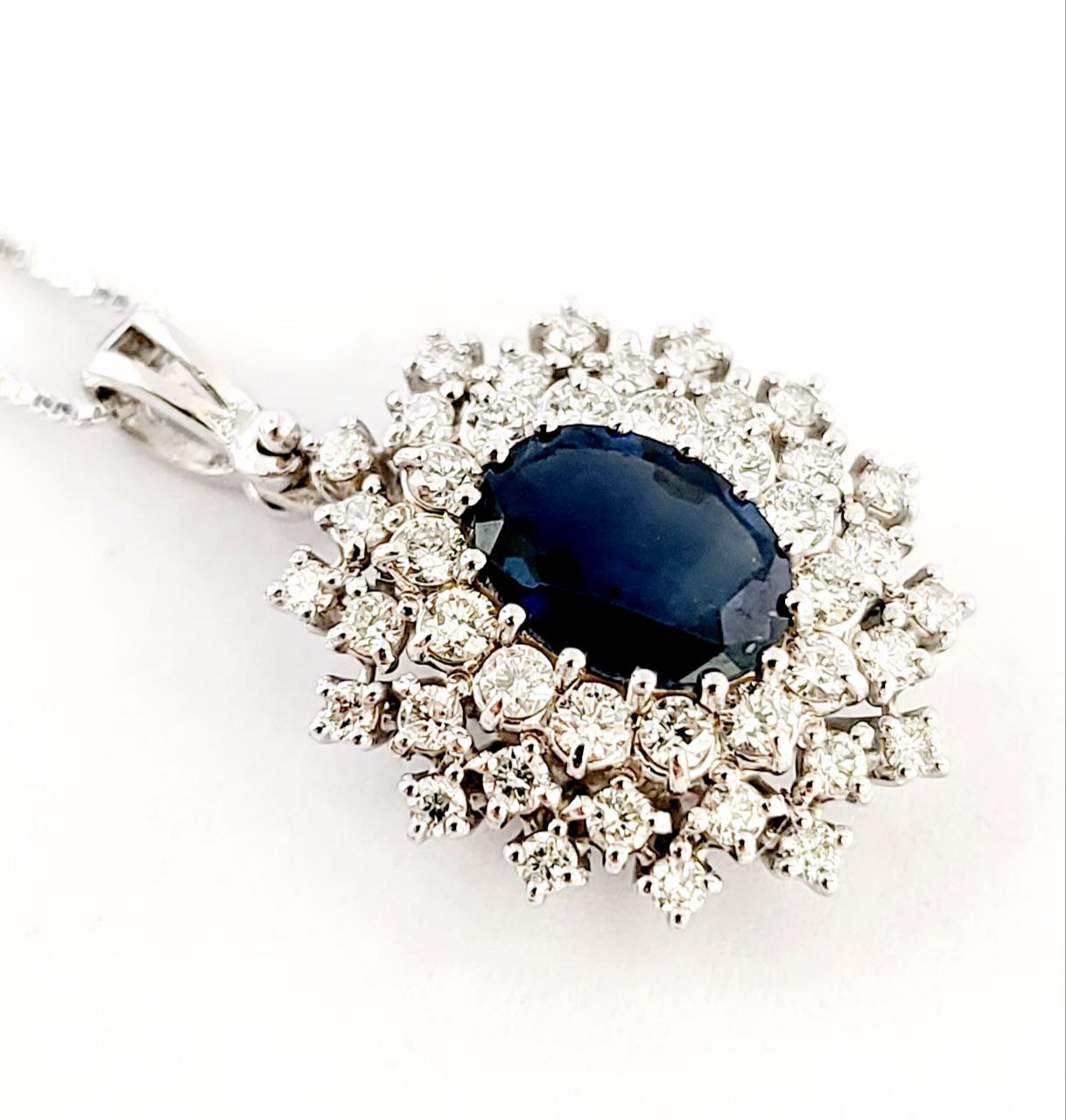 Collana pendente in oro bianco 18K con zaffiro Ovale ct 0,97 e Diamanti ct 0,45