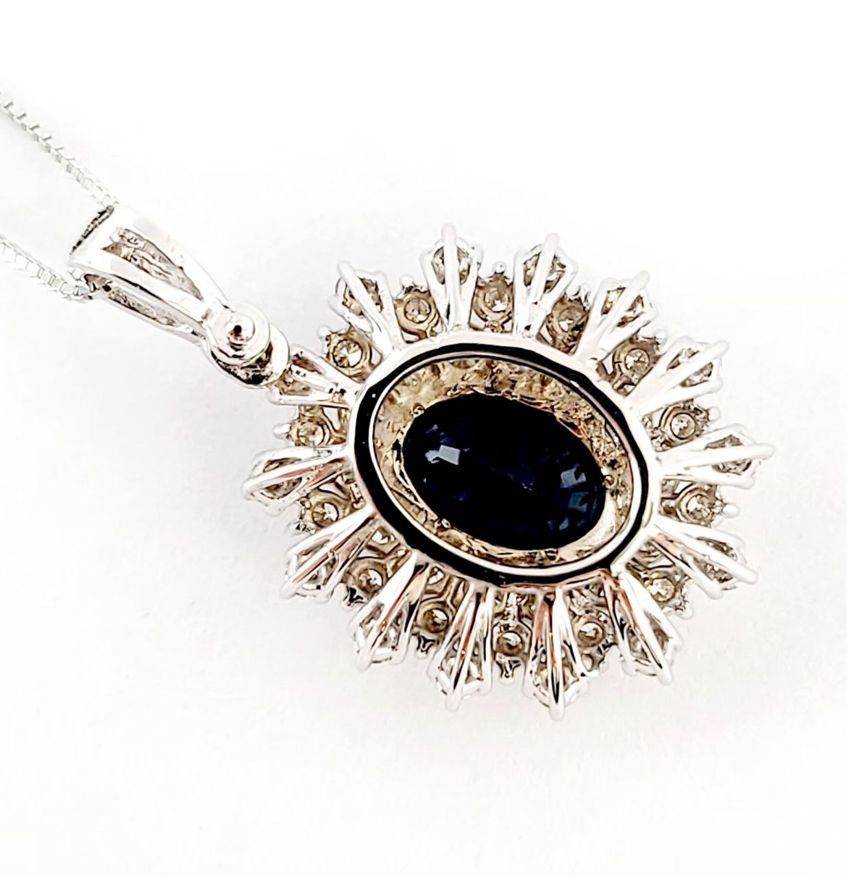 Collana pendente in oro bianco 18K con zaffiro Ovale ct 0,97 e Diamanti ct 0,45