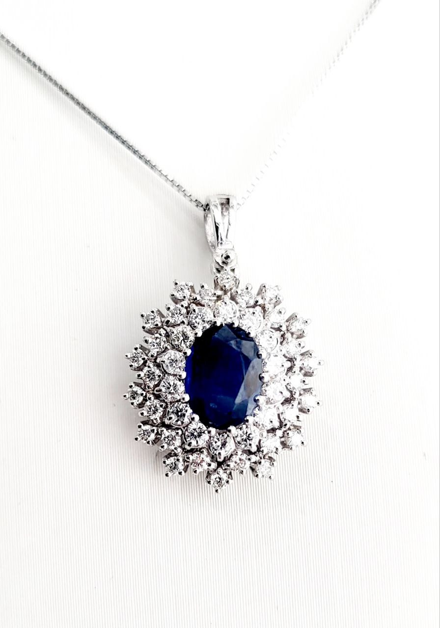 Collana pendente in oro bianco 18K con zaffiro Ovale ct 0,97 e Diamanti ct 0,45