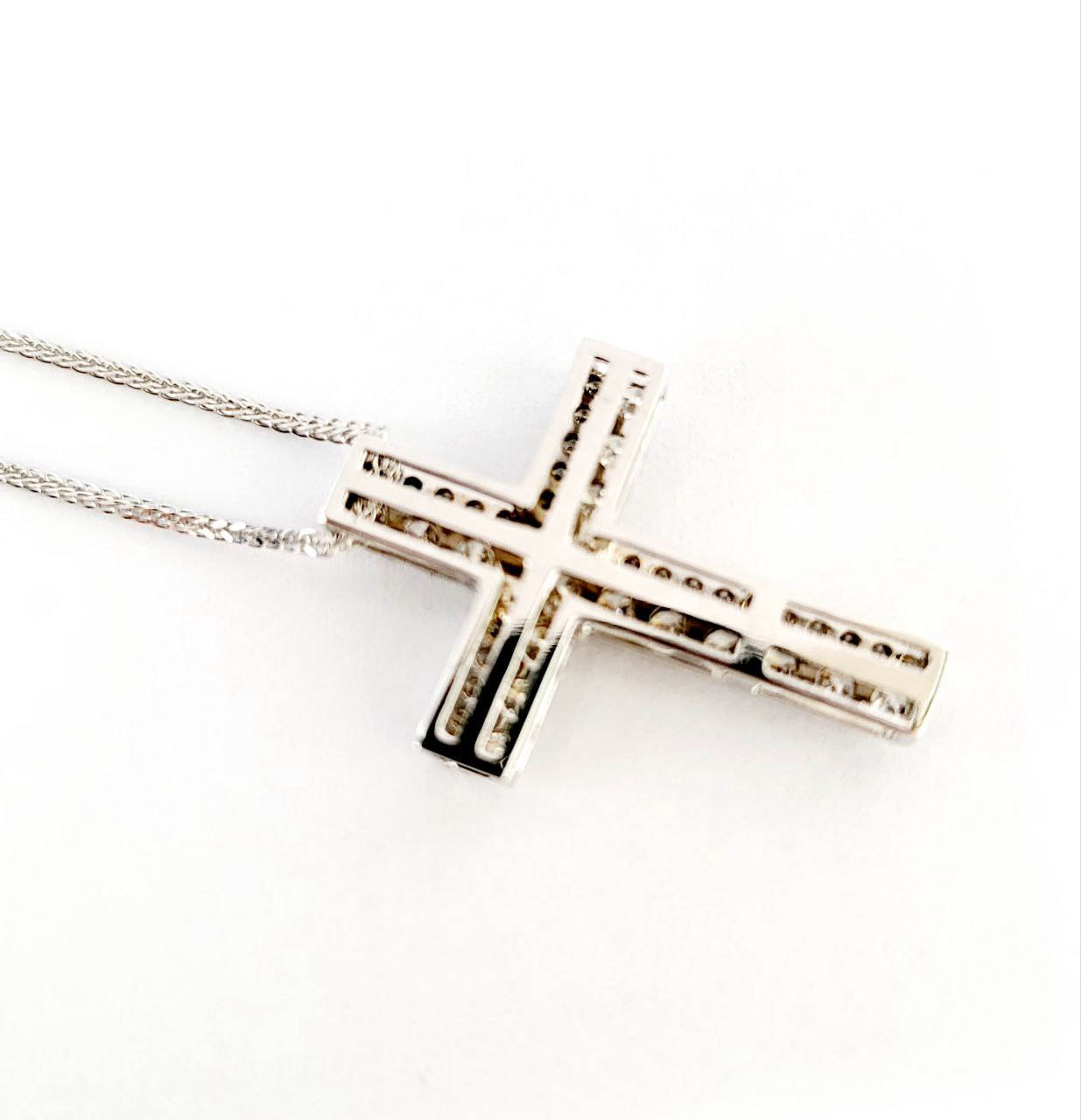 Collana Croce in Oro Bianco 18K con Diamanti 0,50 ct